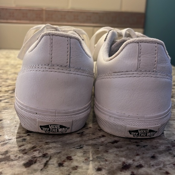 Like new! Kids leather Seldan Vans sneaker - Picture 4 of 5